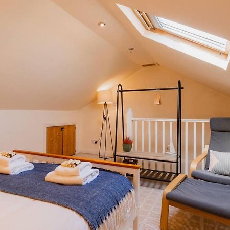 Well Located 3 Bedroom Home In Central Chester With Parking Exterior photo