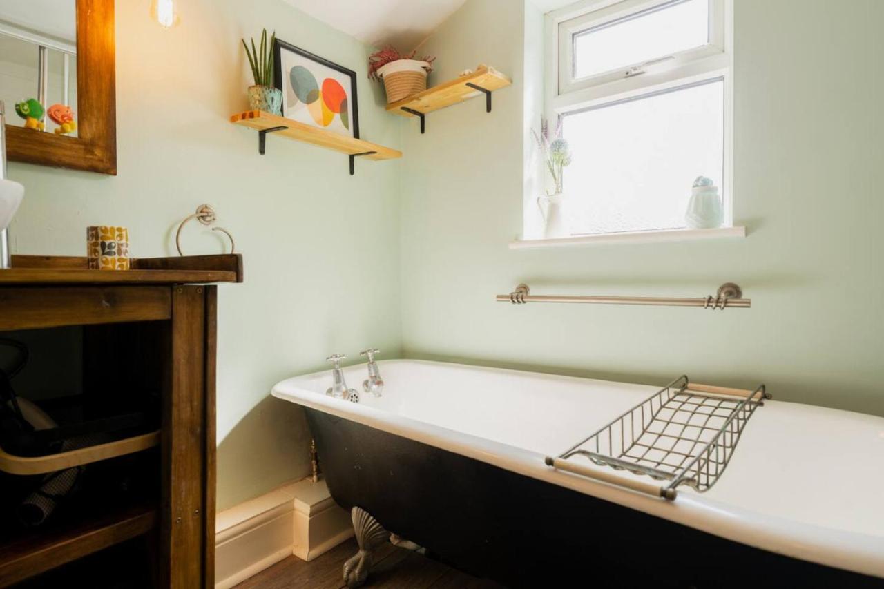 Well Located 3 Bedroom Home In Central Chester With Parking Exterior photo