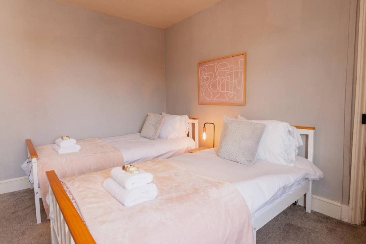 Well Located 3 Bedroom Home In Central Chester With Parking Exterior photo