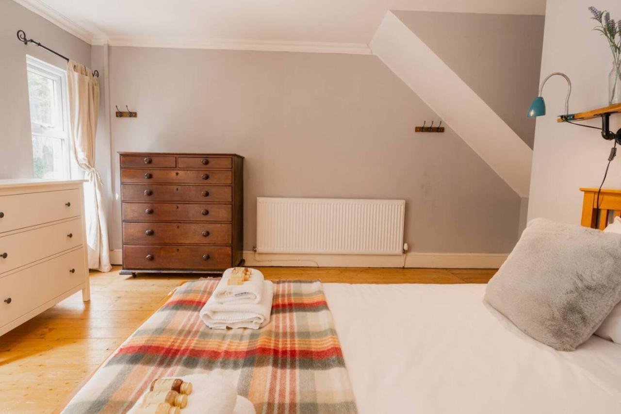 Well Located 3 Bedroom Home In Central Chester With Parking Exterior photo
