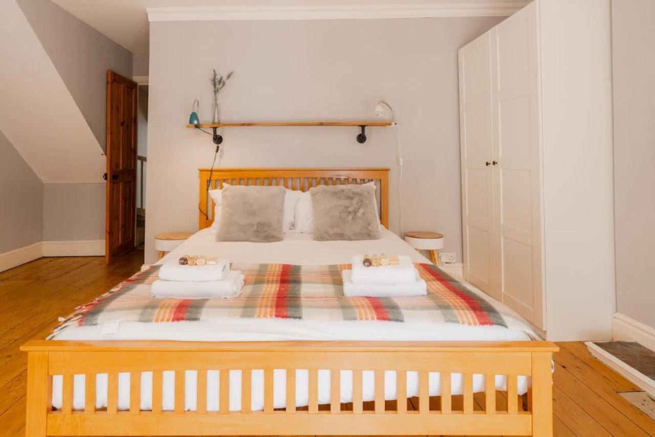 Well Located 3 Bedroom Home In Central Chester With Parking Exterior photo
