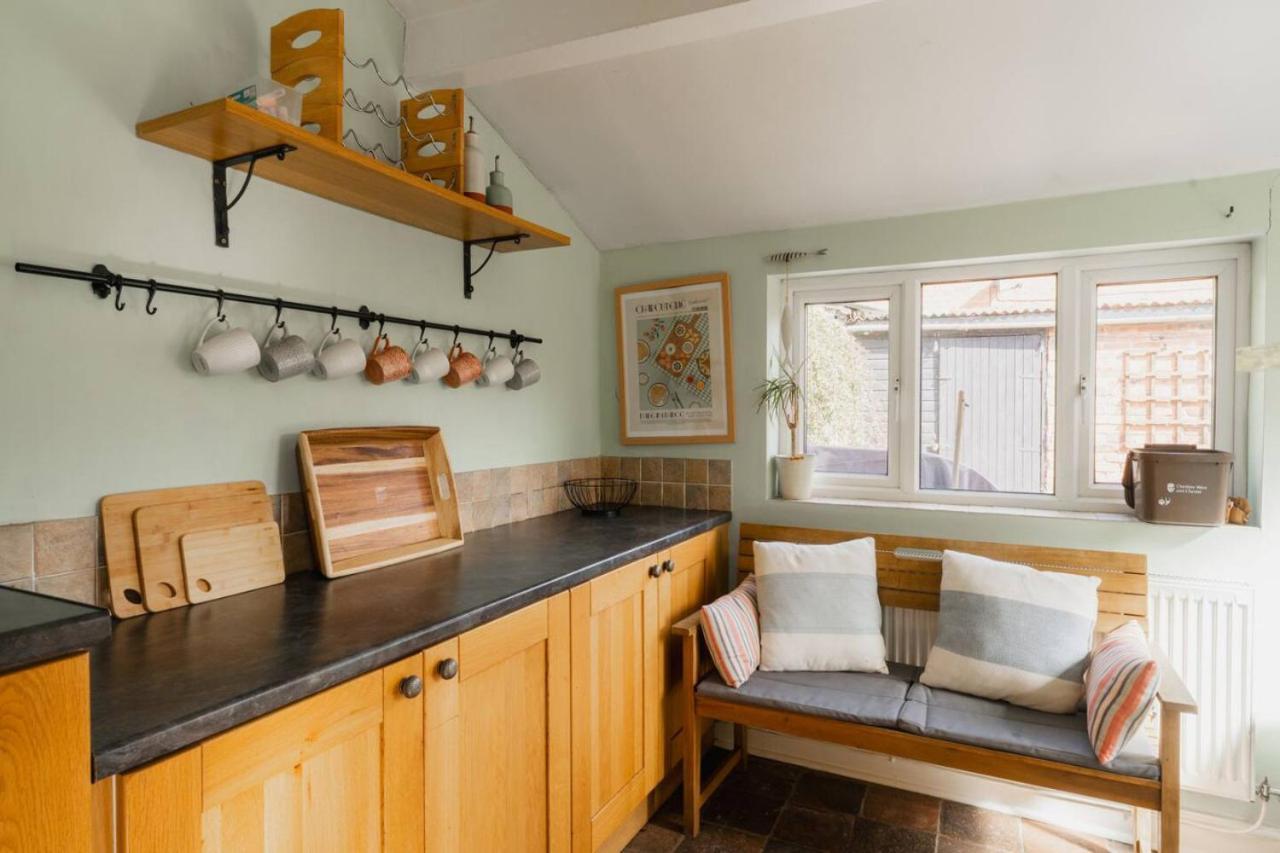 Well Located 3 Bedroom Home In Central Chester With Parking Exterior photo