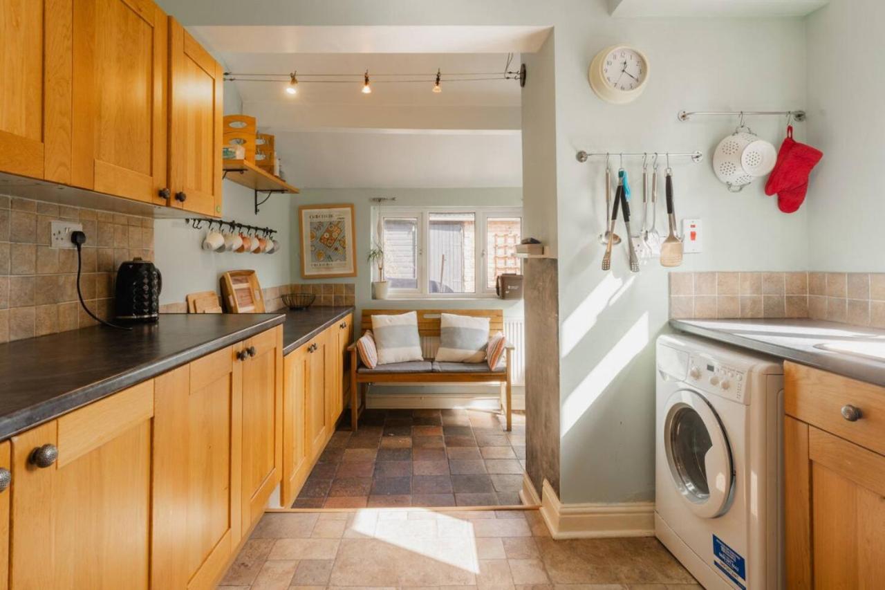 Well Located 3 Bedroom Home In Central Chester With Parking Exterior photo