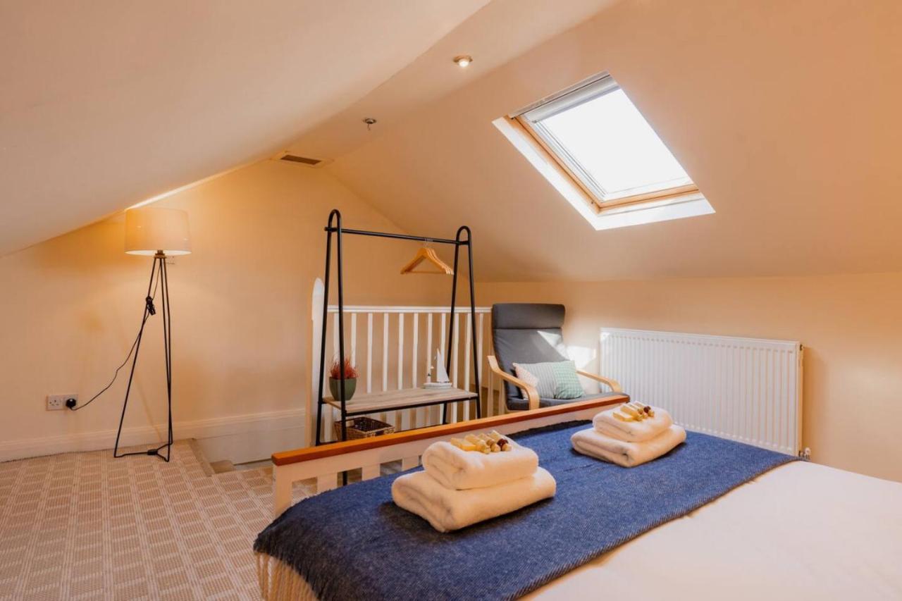 Well Located 3 Bedroom Home In Central Chester With Parking Exterior photo