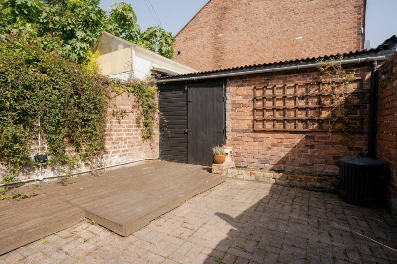 Well Located 3 Bedroom Home In Central Chester With Parking Exterior photo