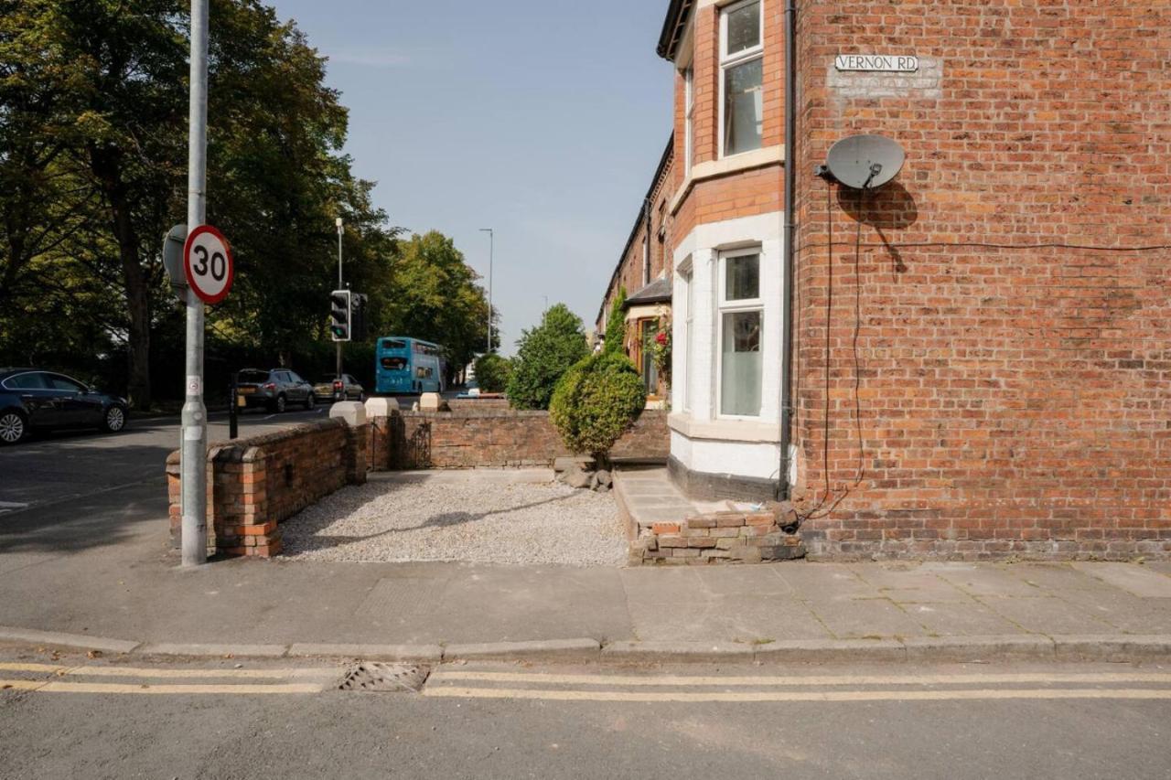 Well Located 3 Bedroom Home In Central Chester With Parking Exterior photo