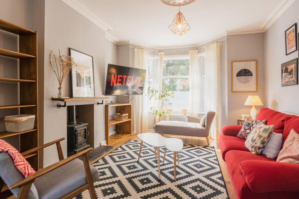 Well Located 3 Bedroom Home In Central Chester With Parking Exterior photo